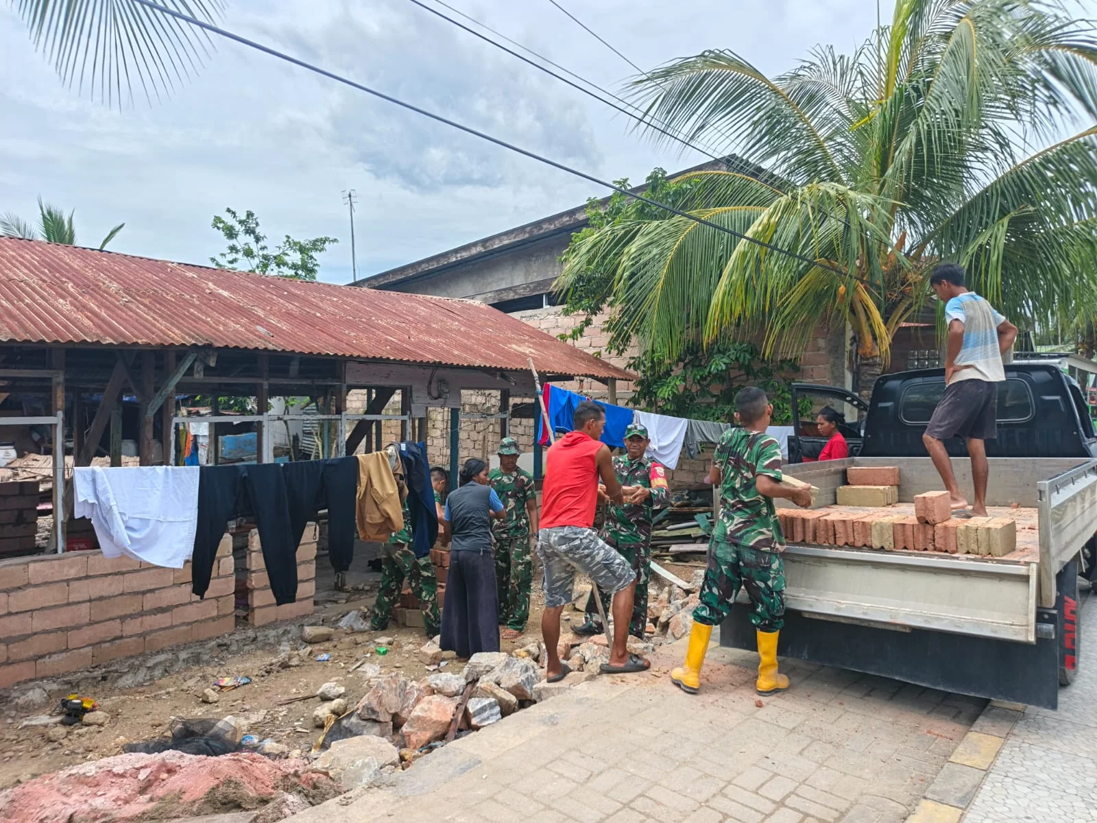 Material RTLH TMMD Kendari Tiba di Lokasi
